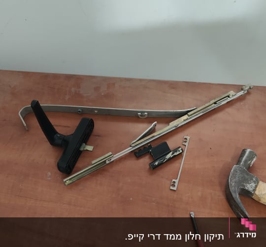 חלקי תריסים וכלים על שולחן עץ